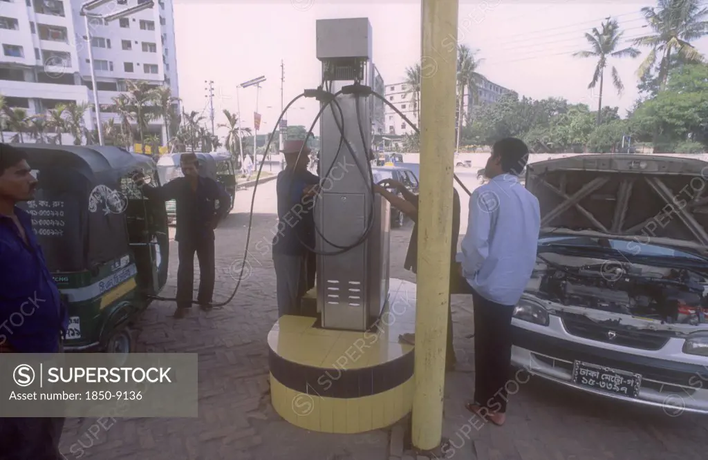 Bangladesh, Dhaka, Men With Car And Lng Three Wheeler Taxi Filling Up On Environmentally Sound Liquid Natural Gas At One Of  The Few Filling Stations In Dhaka.