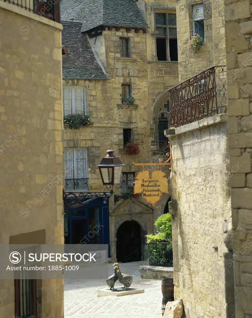 France, The Dordogne, Sarlat, Tall houses surrounding small square