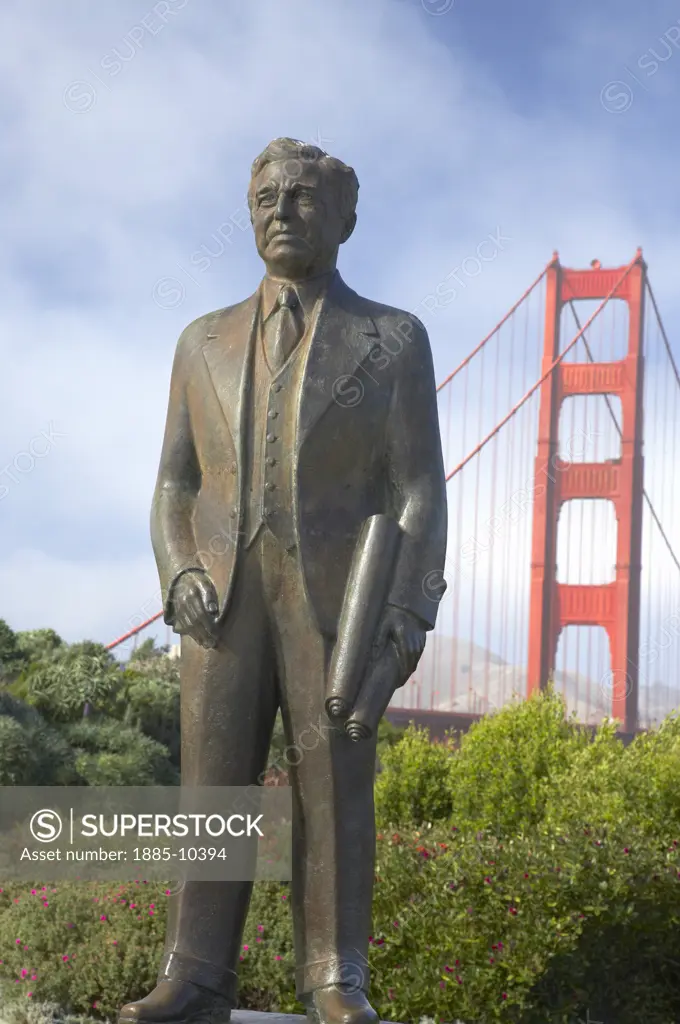USA, California, San Francisco, Statue of bridge builder Joseph Strauss with Golden Gate Bridge in background