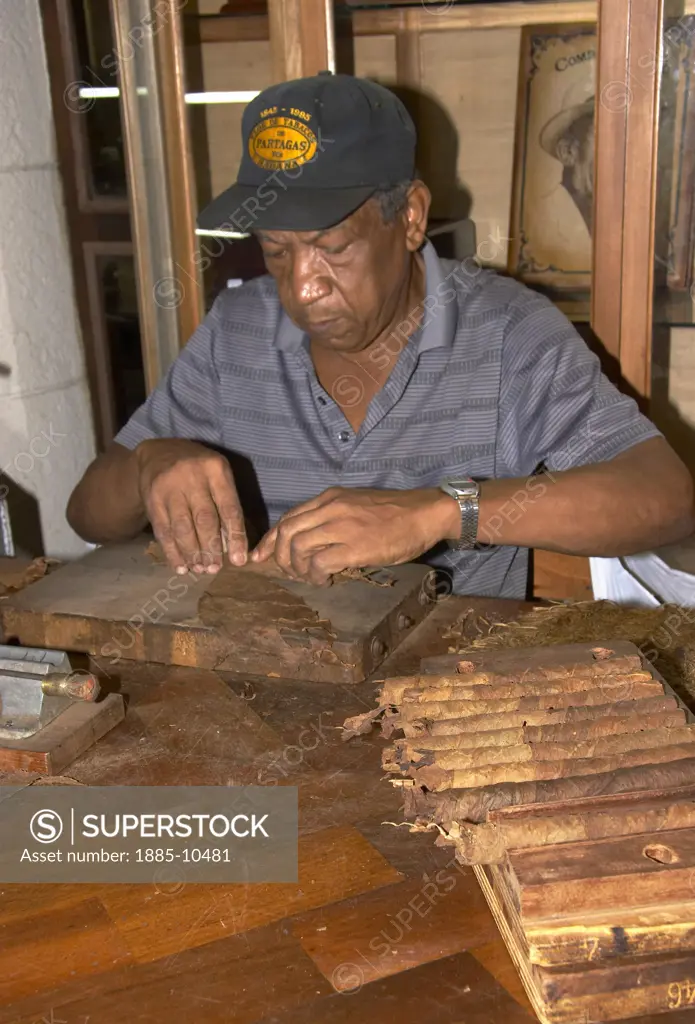 Caribbean, Cuba, Havana, Cigar manufacture at cigar factory - Partagas Real Fabrica de Tabacos