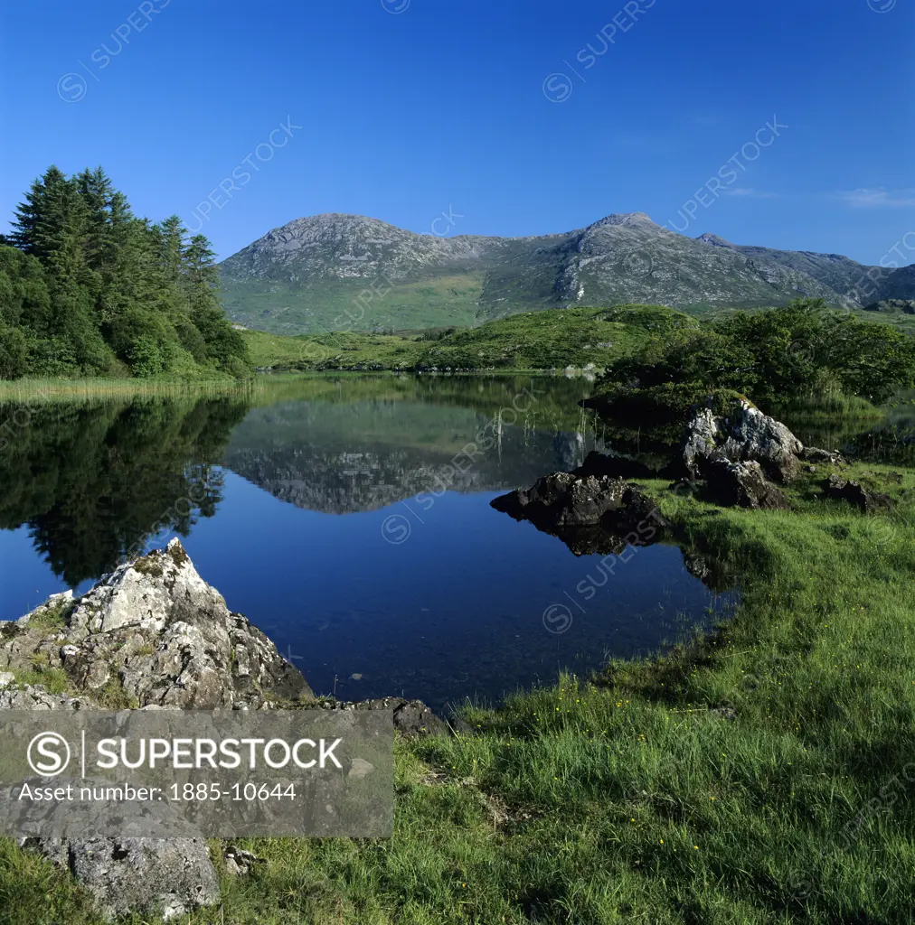 Ireland, County Galway, Connemara National Park, View over lake and mountains in National Park
