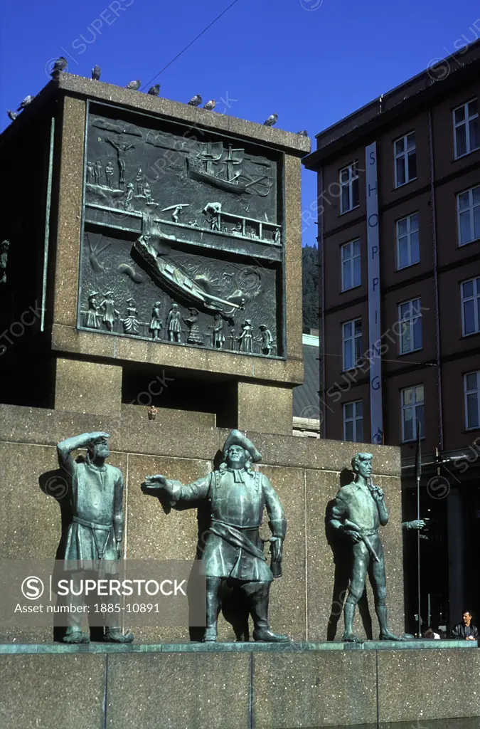 Norway, Hordaland, Bergen, Statue to lost fishermen