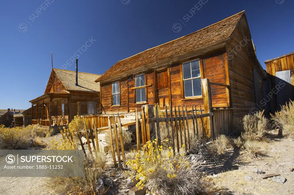 USA, California, Bodie, Abandoned shacks in ghost town