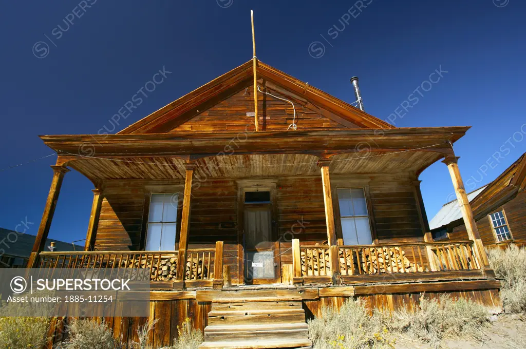 USA, California, Bodie, Abandoned shack in ghost town