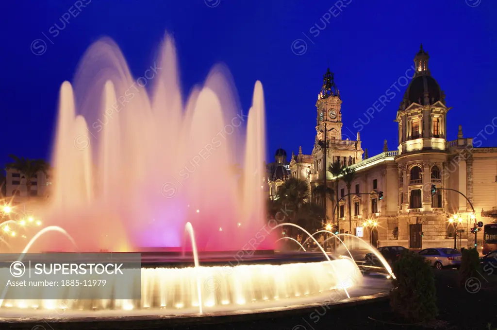 Spain, Valencia Region, Valencia, Plaza Ayuntamiento - fountain and town hall at night