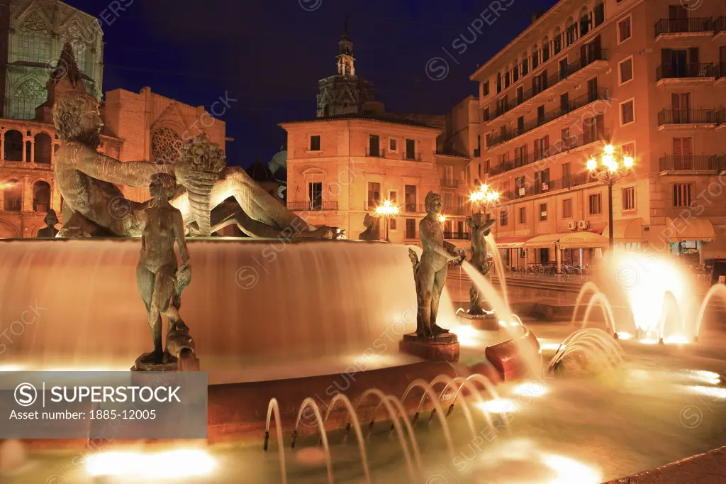 Spain, Valencia Region, Valencia, Plaza de la Virgen - Cathedral and fountain at night