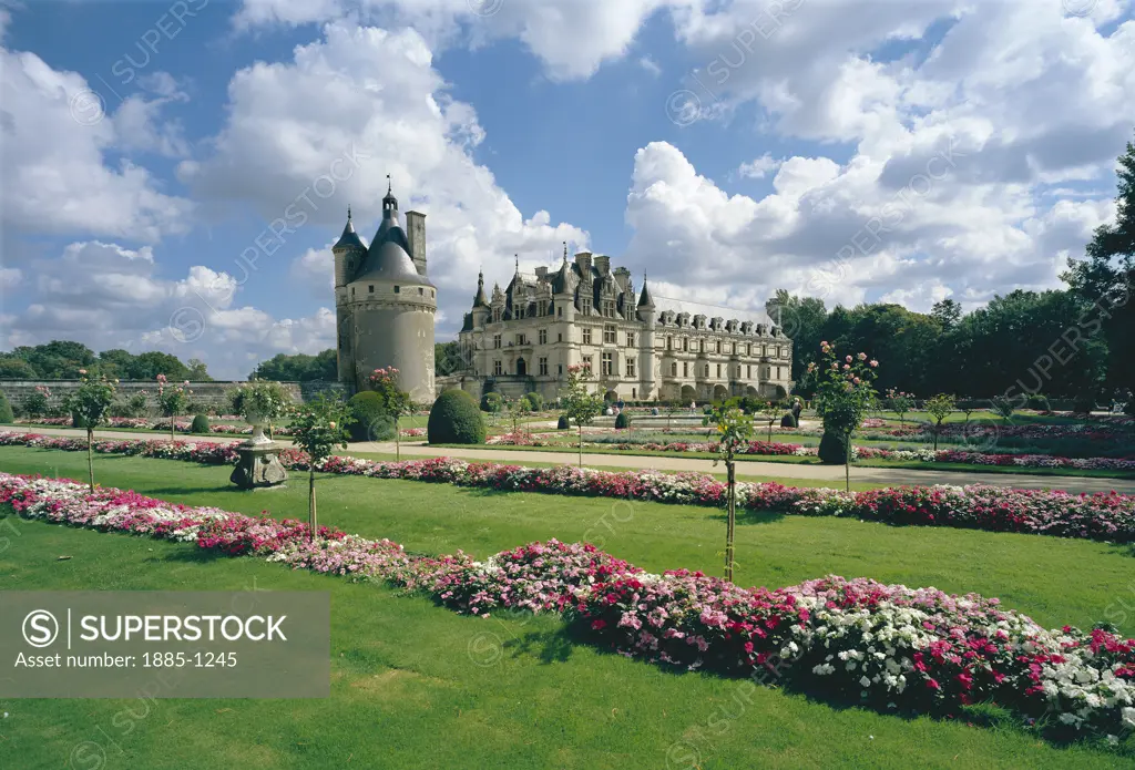 France, The Loire, Chenonceaux Chateau, Chateau with Catherine De Medicis Garden