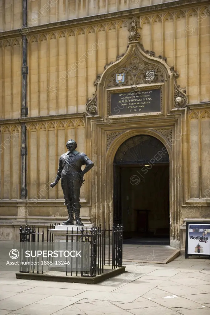 UK - England, Oxfordshire, Oxford, Oxford University - Bodleian Library with statue of Earl of Pembroke