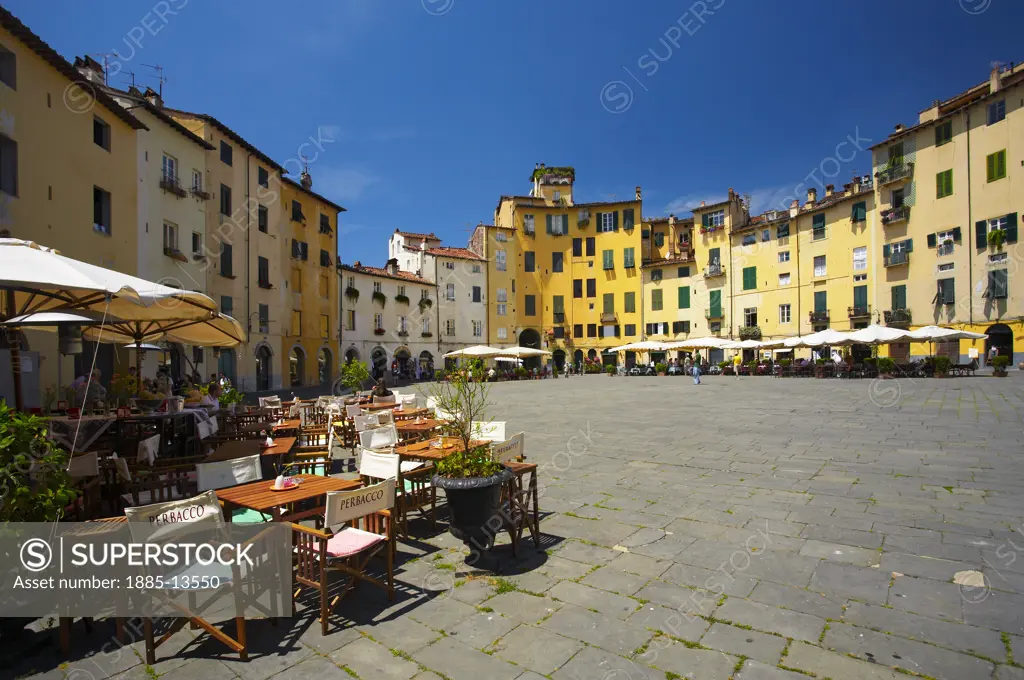 Italy, Tuscany, Lucca, Piazza Anfiteatro Romano