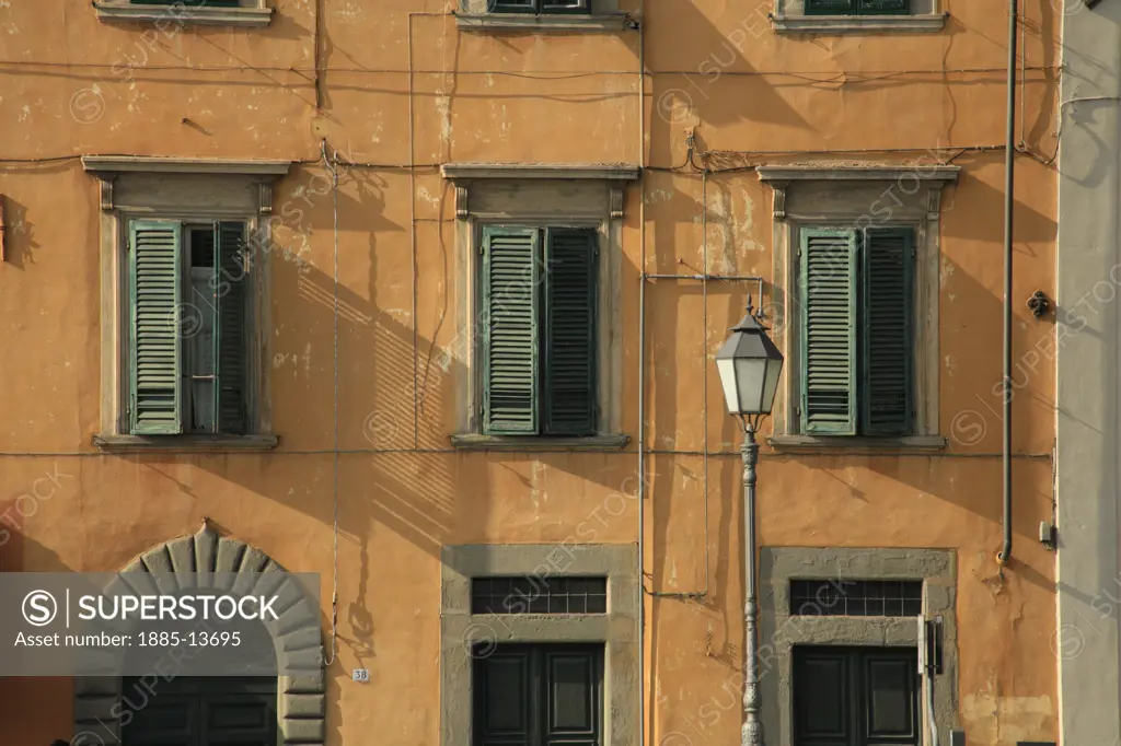Italy, Tuscany, Pisa, House facade with green shutters