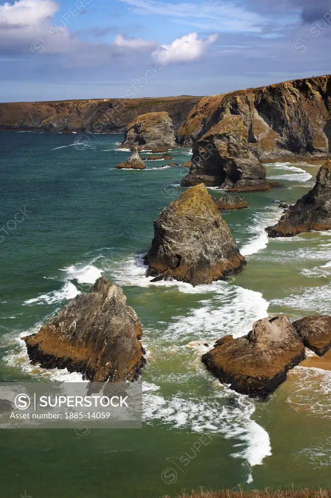 UK - England, Cornwall, Bedruthan Steps, Coastline scenery with rocks in sea 