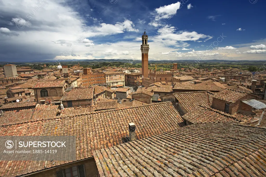 Italy, Tuscany, Siena, View over rooftops to Piazza del Campo with Torre del Mangia 