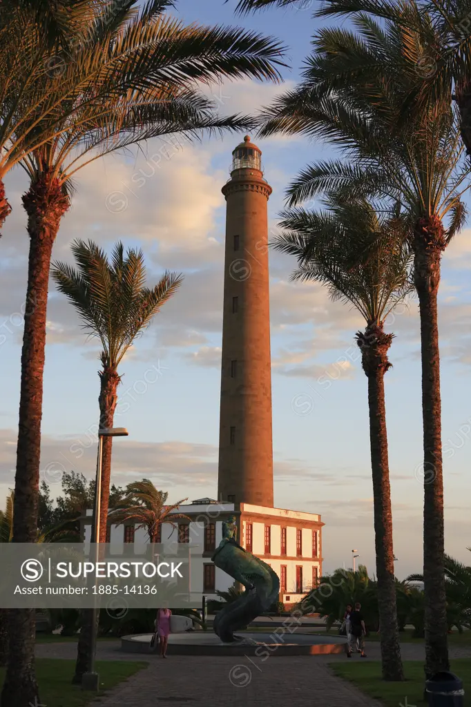 Canary Islands, Gran Canaria, Maspalomas, Lighthouse framed by palm trees