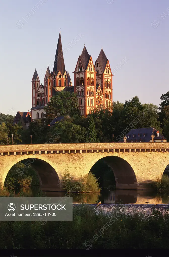 Germany, Hesse, Limburg, Cathedral and bridge over River Lahn