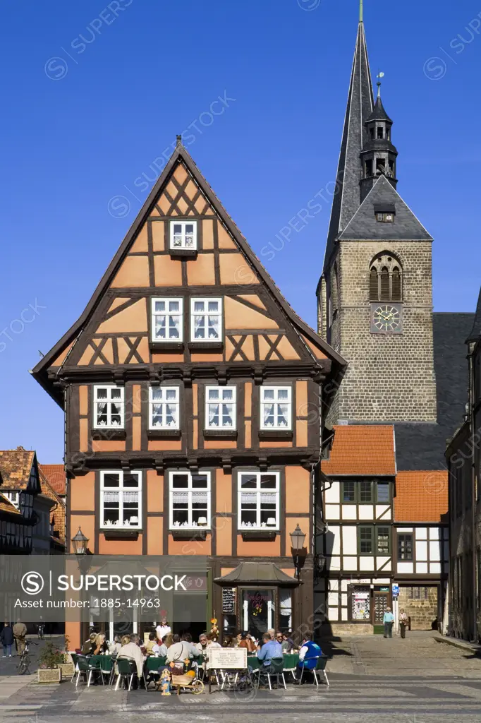Germany, Saxony-Anhalt, Quedlinburg, Half-timbered architecture with cafe and church 