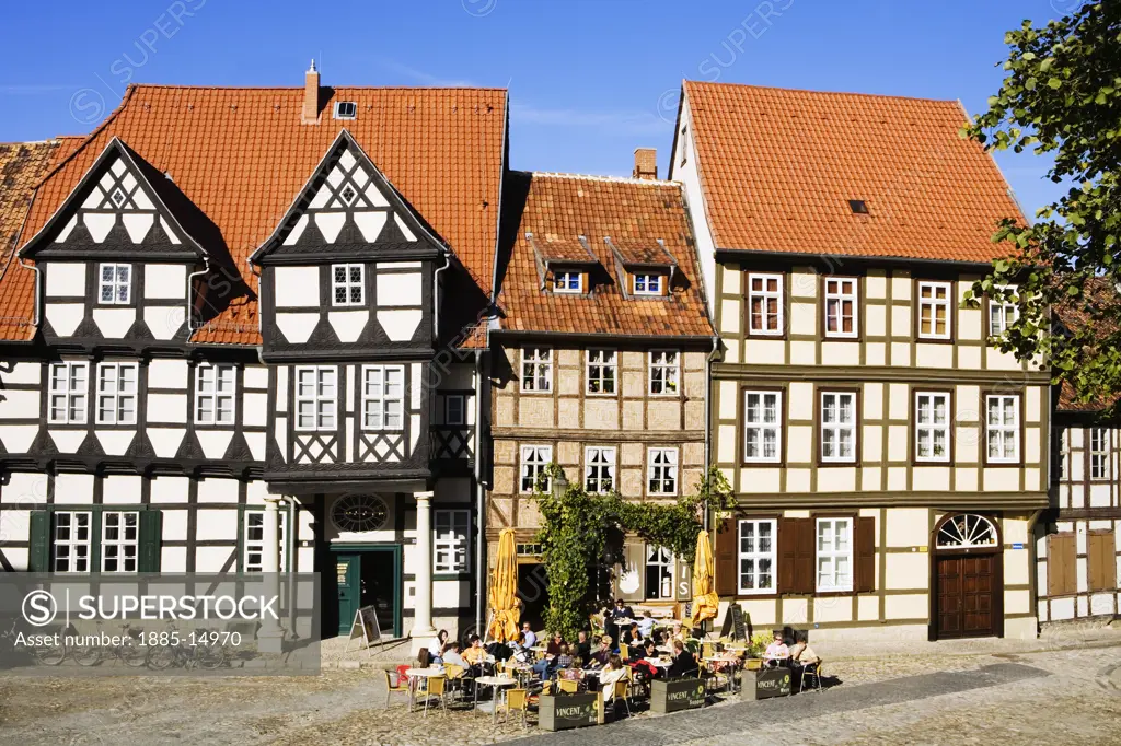 Germany, Saxony-Anhalt, Quedlinburg, Street with cafe and half-timbered houses including Klopstock Museum 