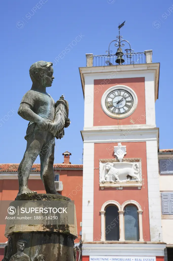Croatia, Istria, Rovinj, Statue in old town