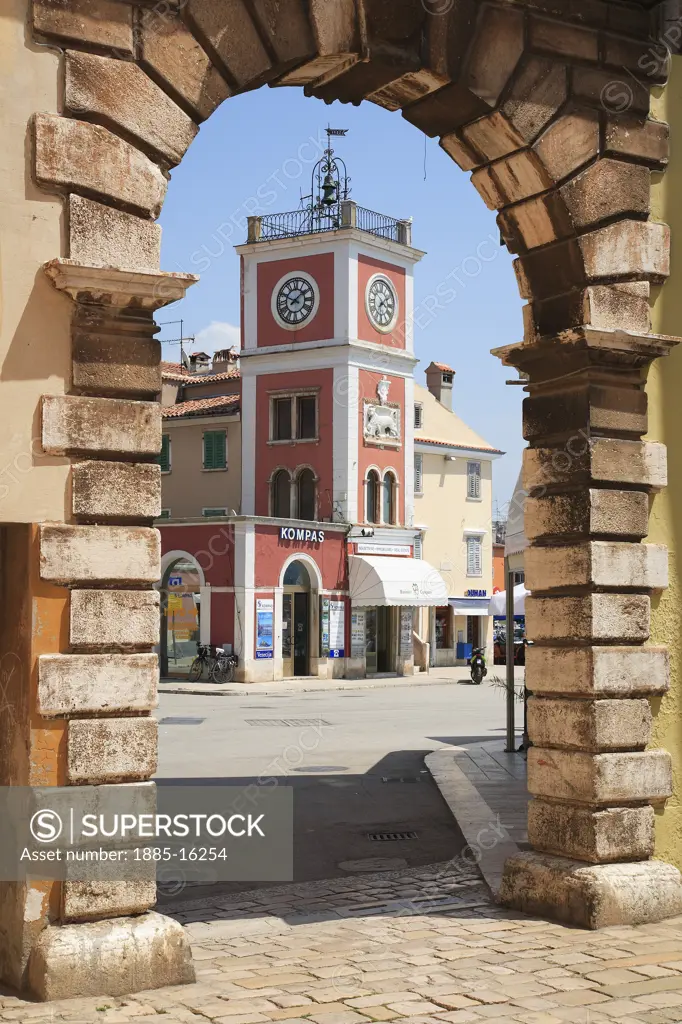 Croatia, Istria, Rovinj, Archway in old town