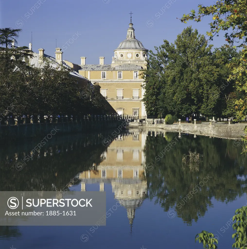 Spain, , Aranjuez , Palacio Real with lake