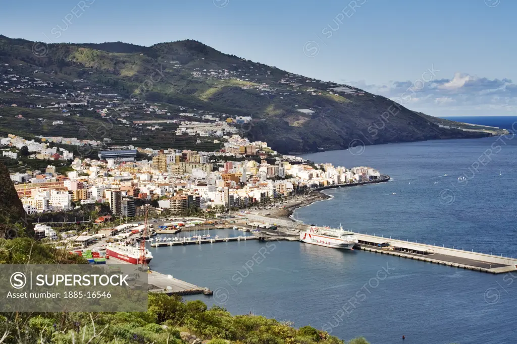 Canary Islands, La Palma, Santa Cruz, View over the town and harbour