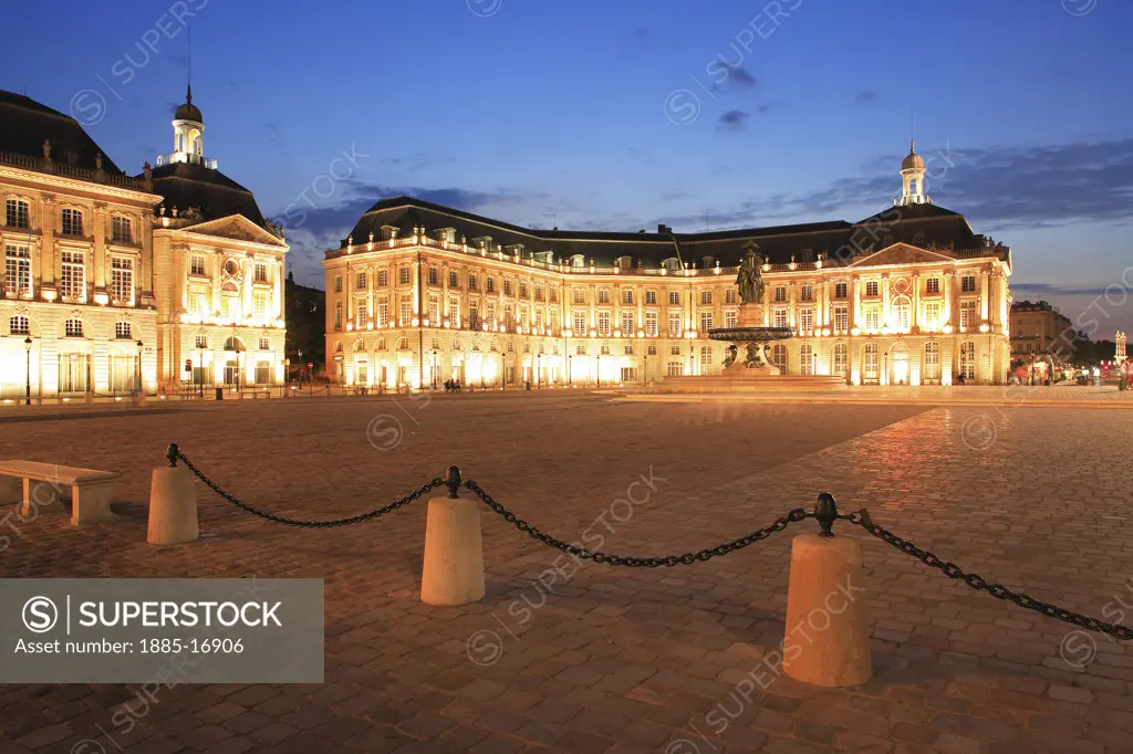 France, Aquitaine, Bordeaux, Place de la Bourse at night