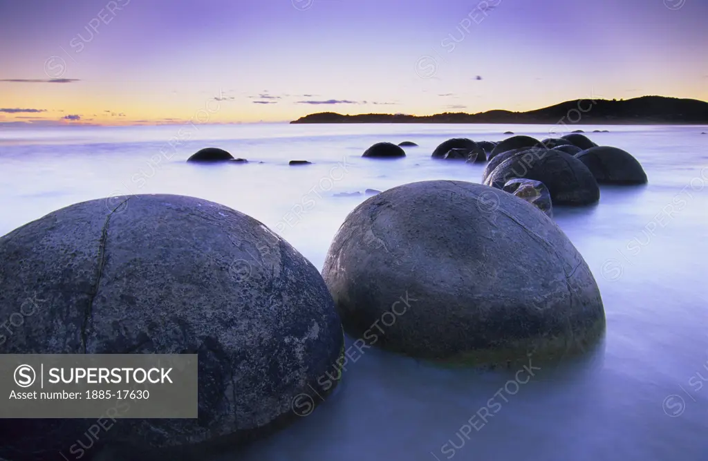 New Zealand, South Island, Moeraki, Moeraki boulders at dawn