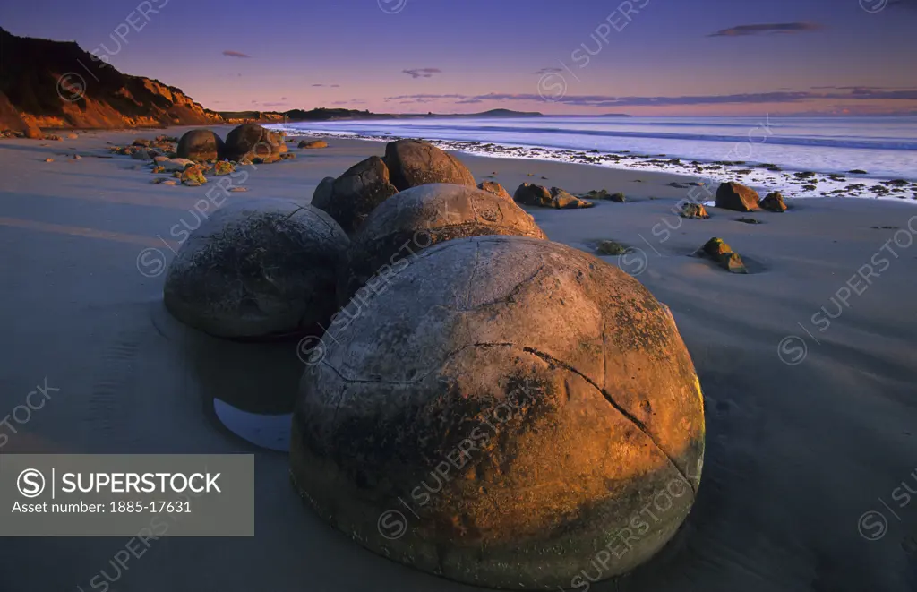 New Zealand, South Island, Moeraki, Moeraki boulders at dawn