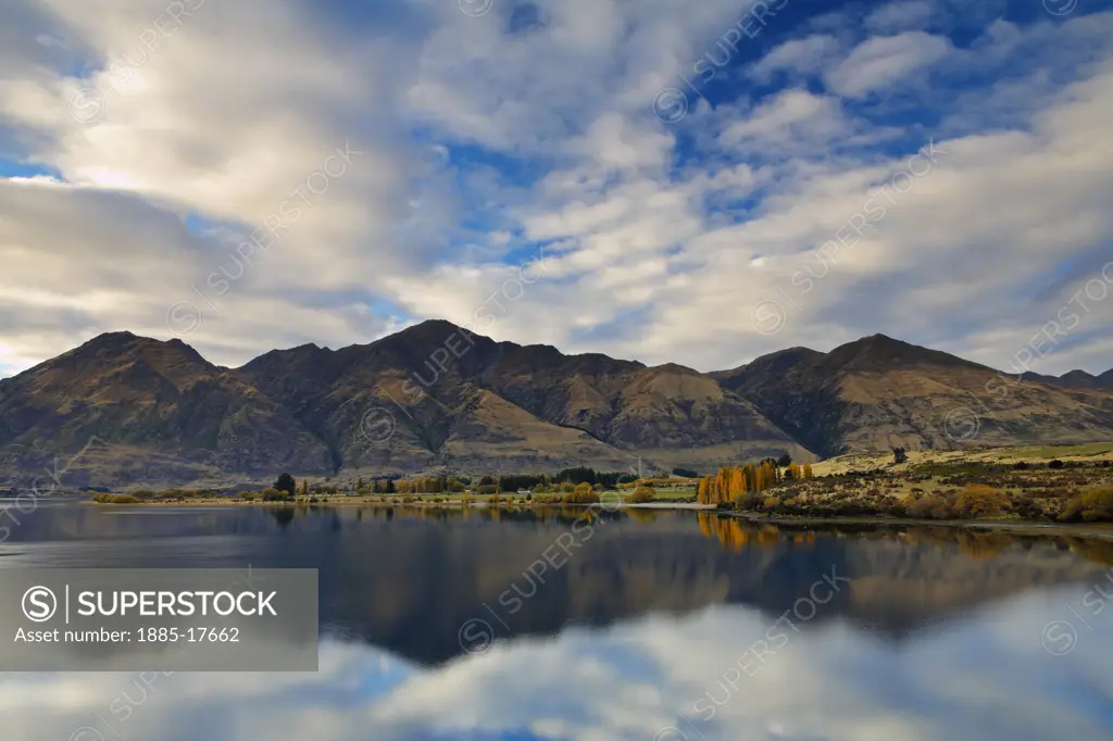 New Zealand, South Island, Wanaka, Lake Wanaka in Autumn