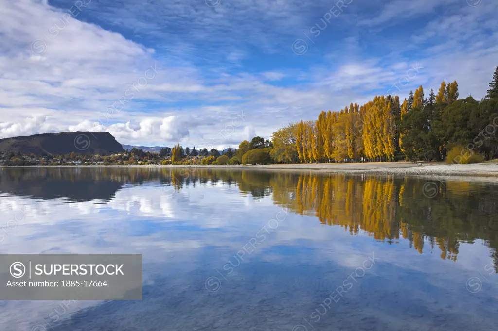 New Zealand, South Island, Wanaka, Lake Wanaka in Autumn