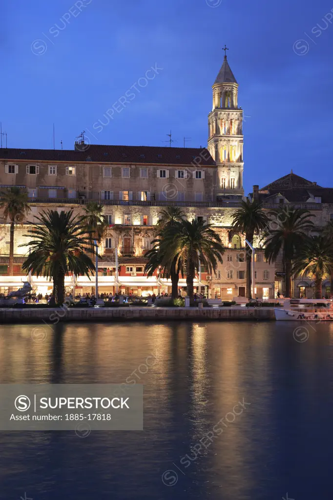 Croatia, Dalmatia, Split, Diocletians Palace - cathedral tower and harbour at night