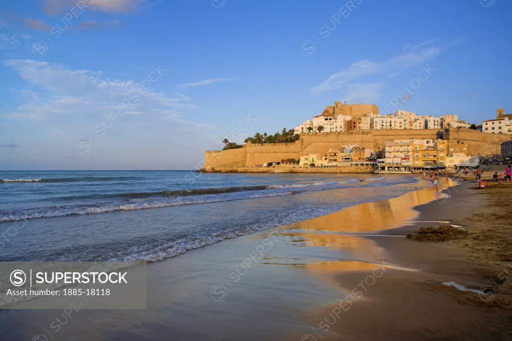 Spain, Costa del Alzahar, Peniscola, View of walled city from beach