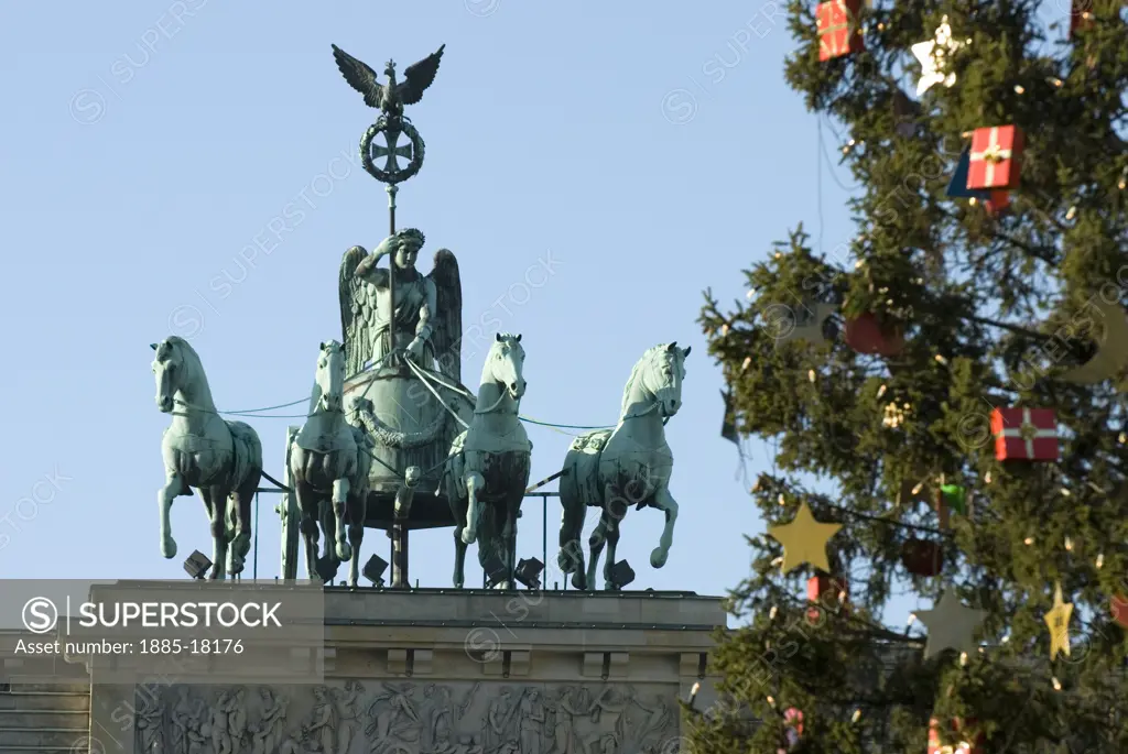 Germany, Brandenburg, Berlin, Brandenburg Gate at Christmas