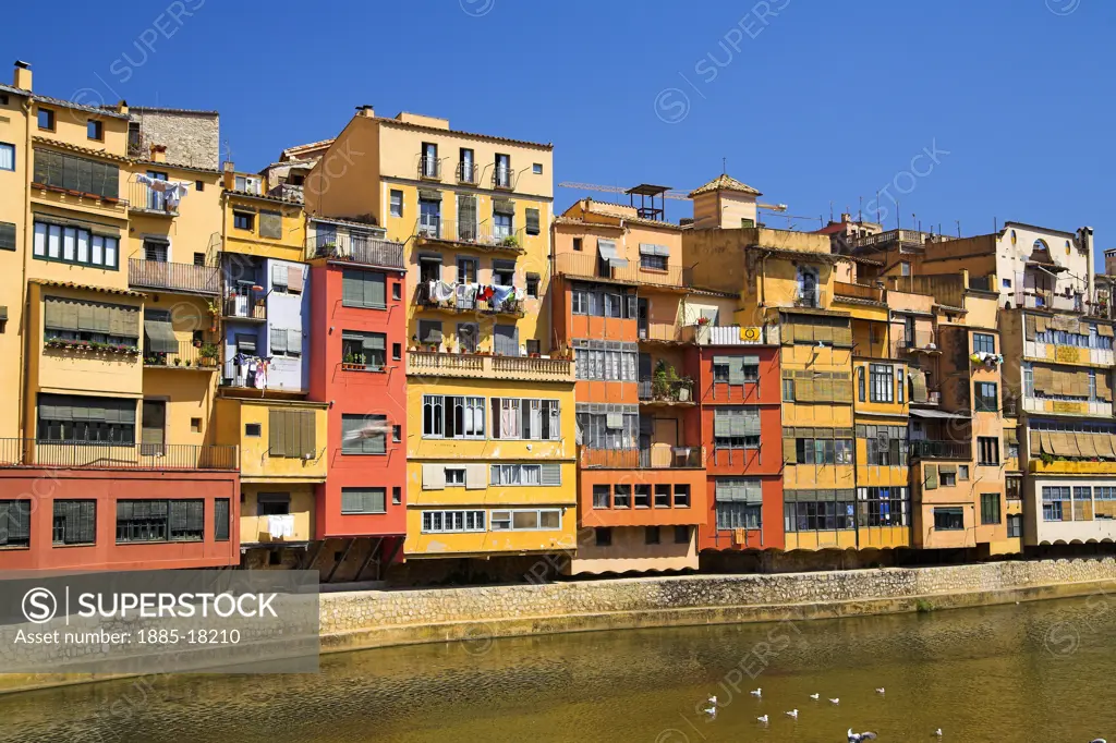 Spain, Catalunya, Girona, Waterfront buildings and River Onyar