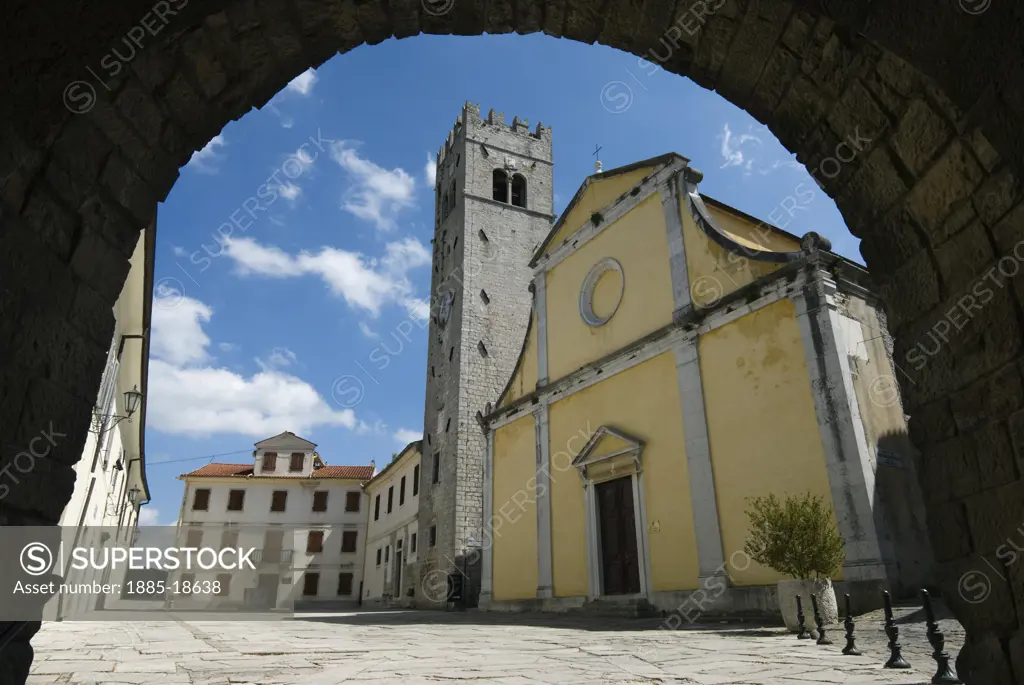 Croatia, Istria, Motovun, Main square with St Stephens Church