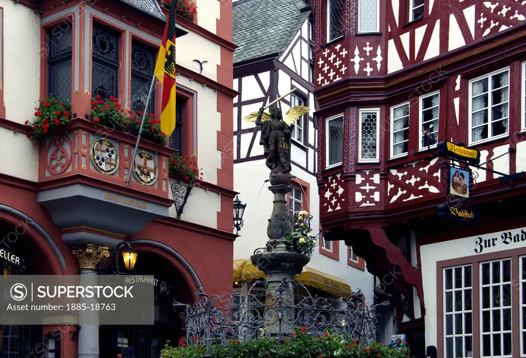 Germany, Rhineland-Palatinate, Berncastel-Kues, Medieval town hall in the Market Square