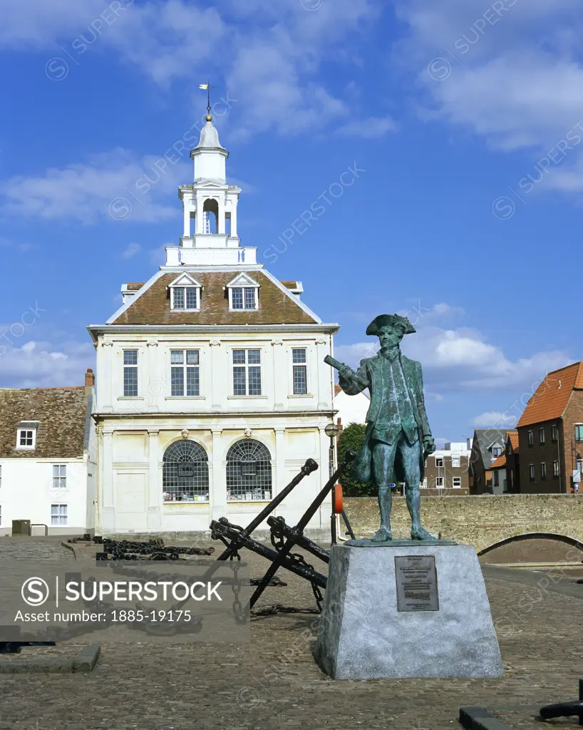 UK - England, Norfolk, Kings Lynn, Customs House and statue of George Vancouver