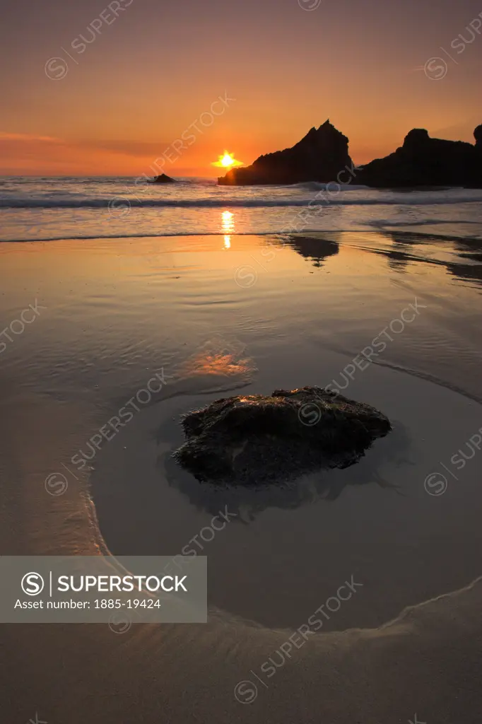 UK - England, Cornwall, Bedruthan Steps, Beach and rocks in sea at sunset