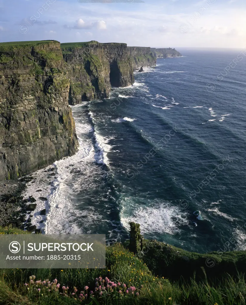 Ireland, County Clare, Cliffs of Moher, View along coastline