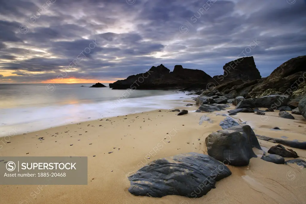 UK - England, Cornwall, Bedruthan Steps, Coastal scenery at dusk