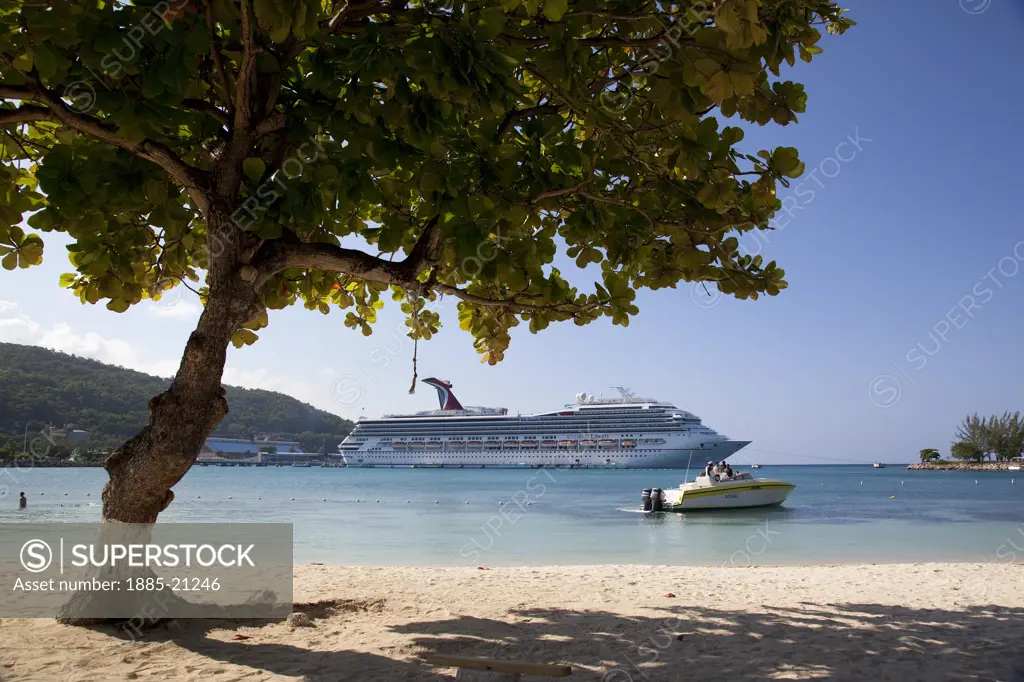 Caribbean, Jamaica, Ocho Rios, Beach and cruise ship