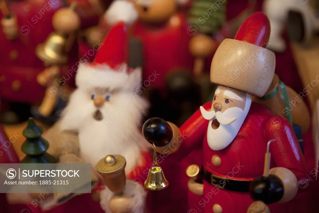 Germany, Baden Wurttemberg, Stuttgart, Christmas Market - wooden decorations