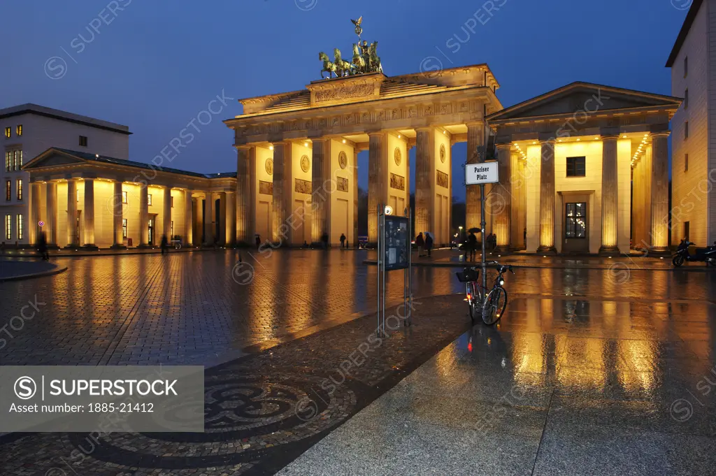 Germany, Brandenburg, Berlin, Brandenburg Gate and Pariser Platz at night