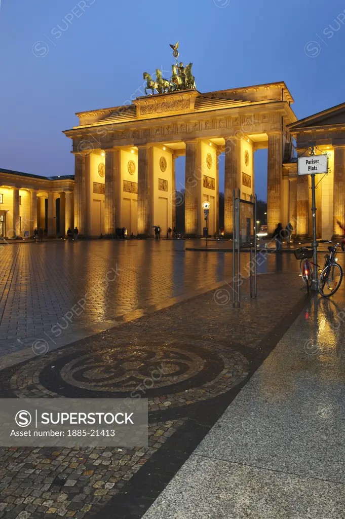 Germany, Brandenburg, Berlin, Brandenburg Gate and Pariser Platz at night