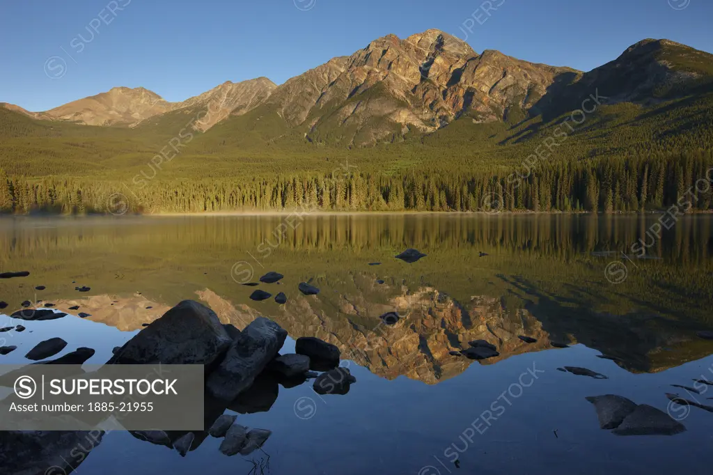 Canada, Alberta, Jasper National Park, Pyramid Lake and Mountain at dawn