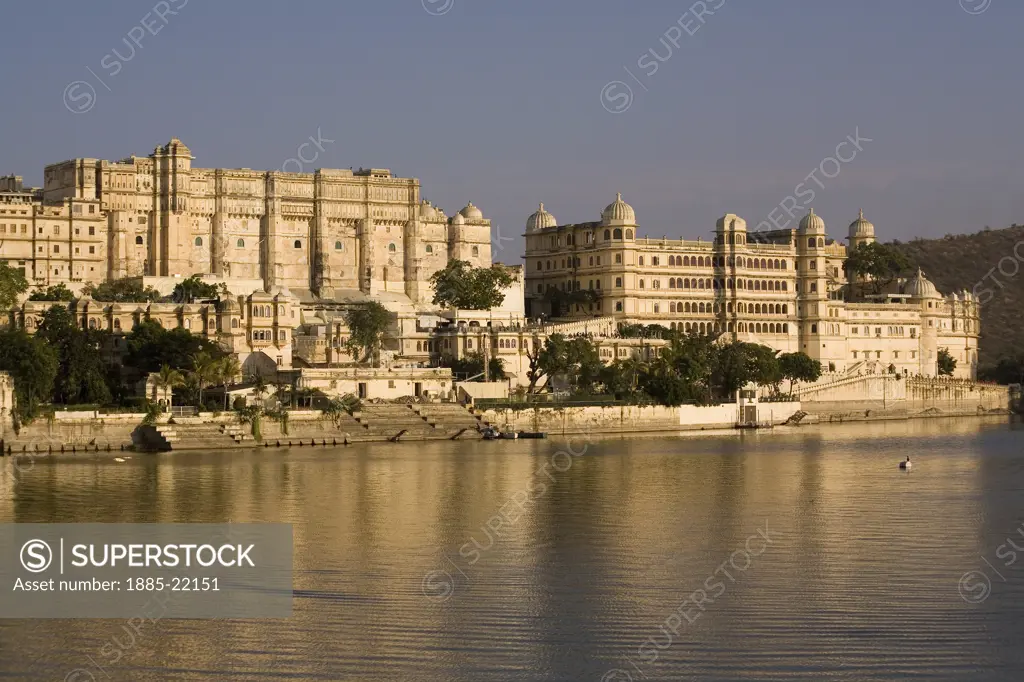 India, Rajasthan, Udaipur, Sunset on Lake Pichola, with City Palace