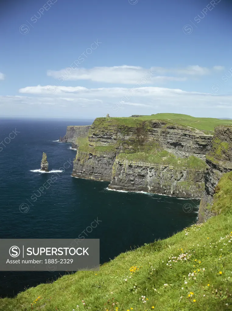 Ireland, County Clare, Cliffs of Moher, Grassy cliffs along coastline