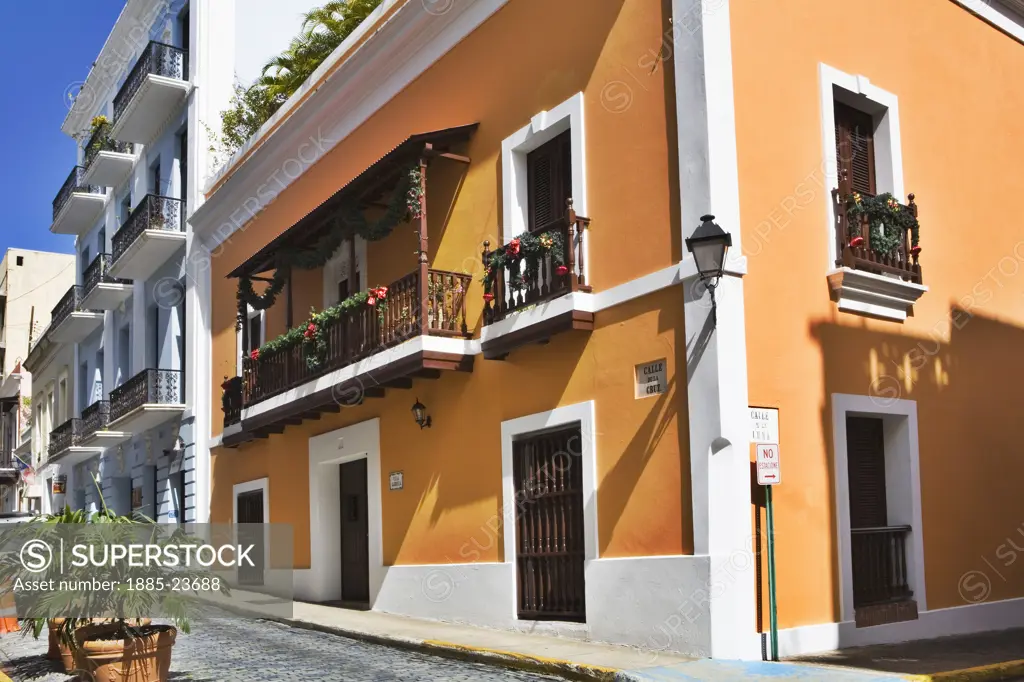Caribbean, Puerto Rico, San Juan, Colourful houses with wooden balconies