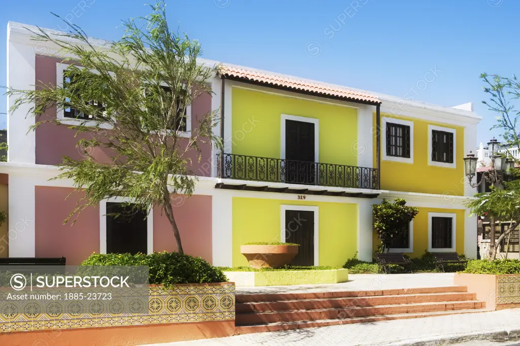 Caribbean, Puerto Rico, Dorado, Colourful houses in resort
