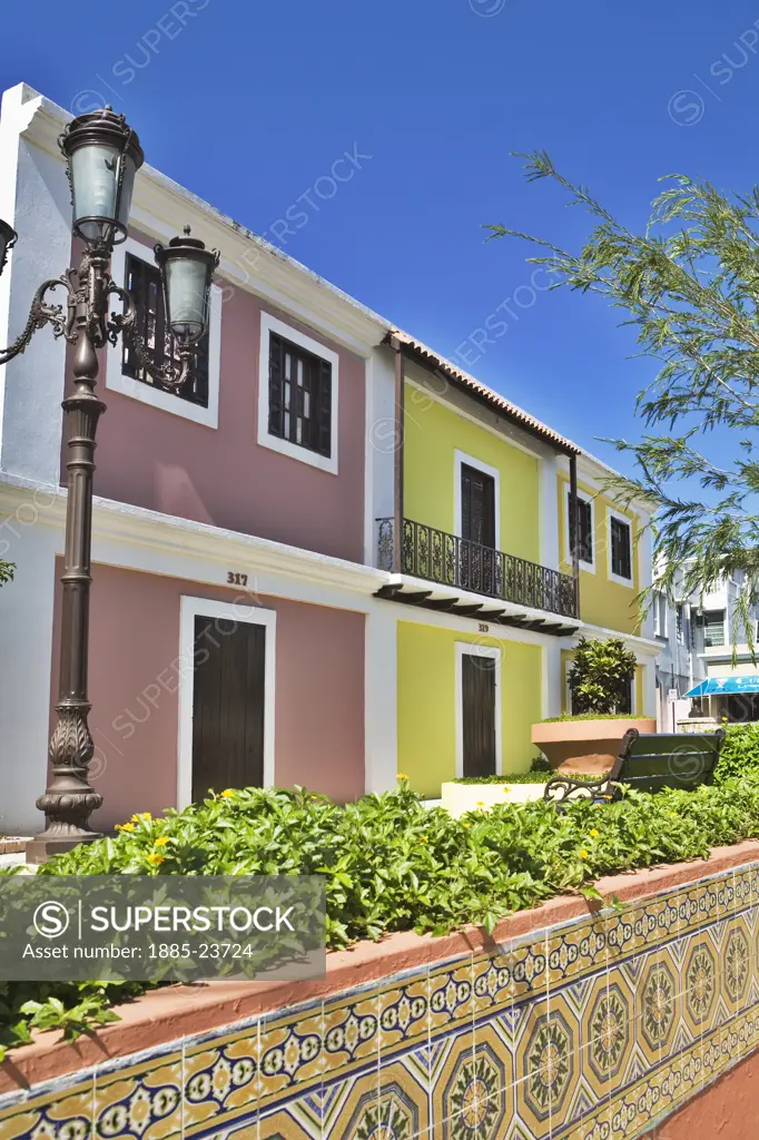 Caribbean, Puerto Rico, Dorado, Colourful houses in resort