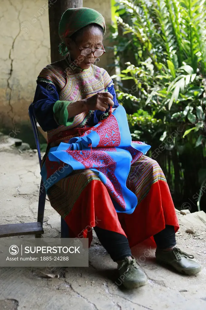 Vietnam, Bac Ha - near, Flower Hmong woman